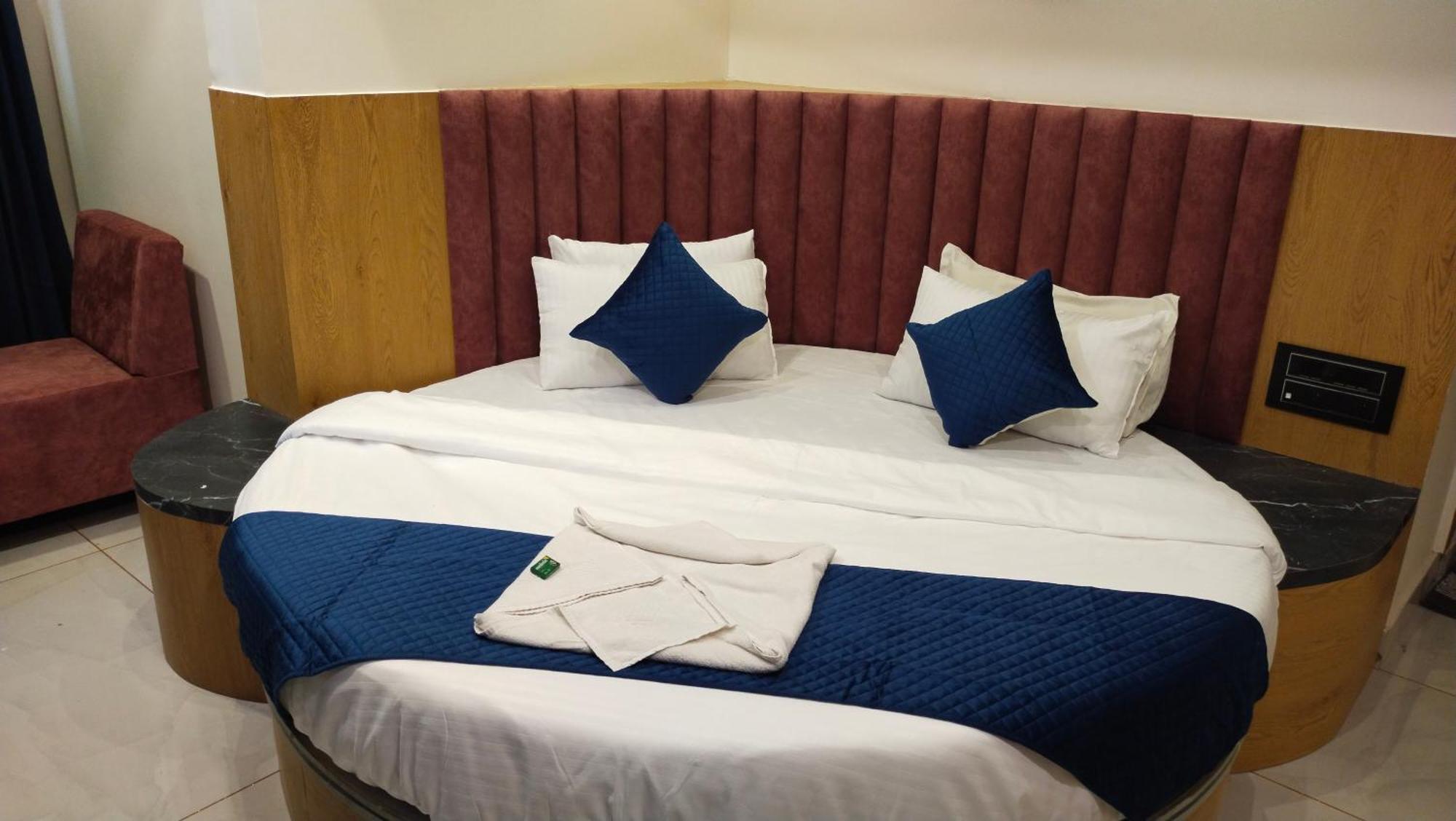 Hotel Campus أحمد أباد المظهر الخارجي الصورة